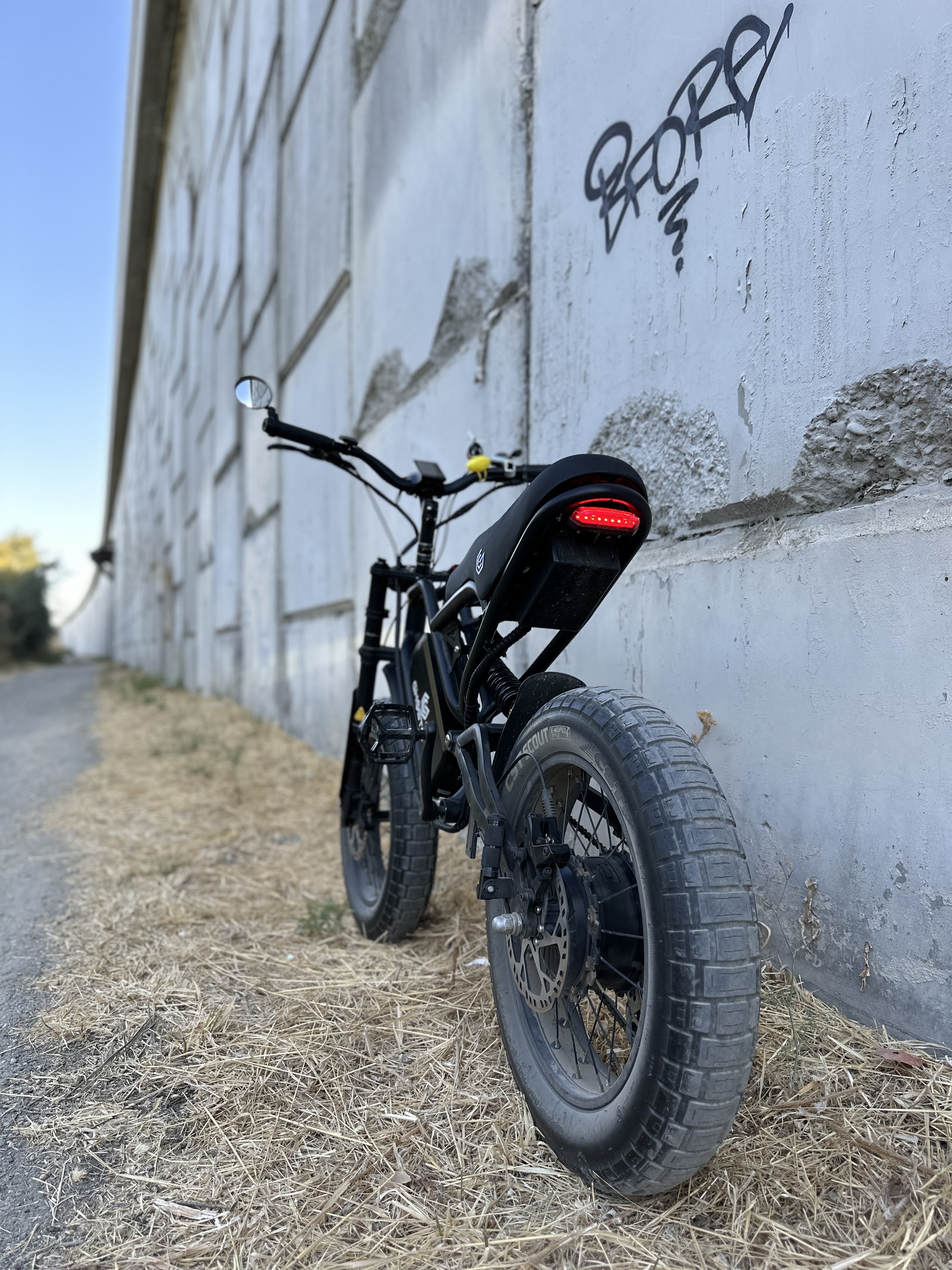 Ghostcat F3X Pro against graffiti wall